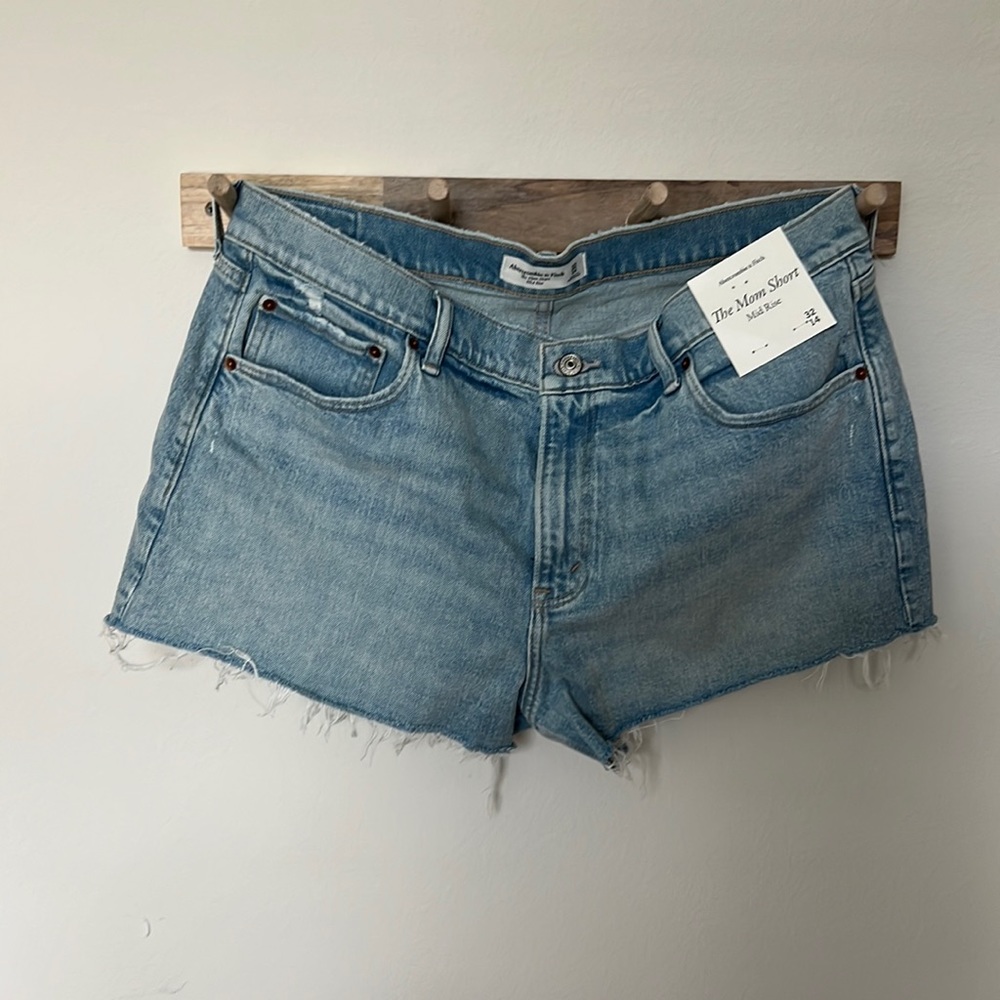 Abercrombie The Mom Short mid rise, 32/14. 9.5in mid rise.